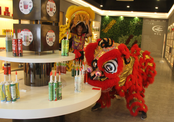 千秋偉業(yè)添錦繡 萬(wàn)里鵬程展宏圖 —— 常青樹(shù)舞獅獻(xiàn)瑞賀新春，歡天喜地迎開(kāi)工！